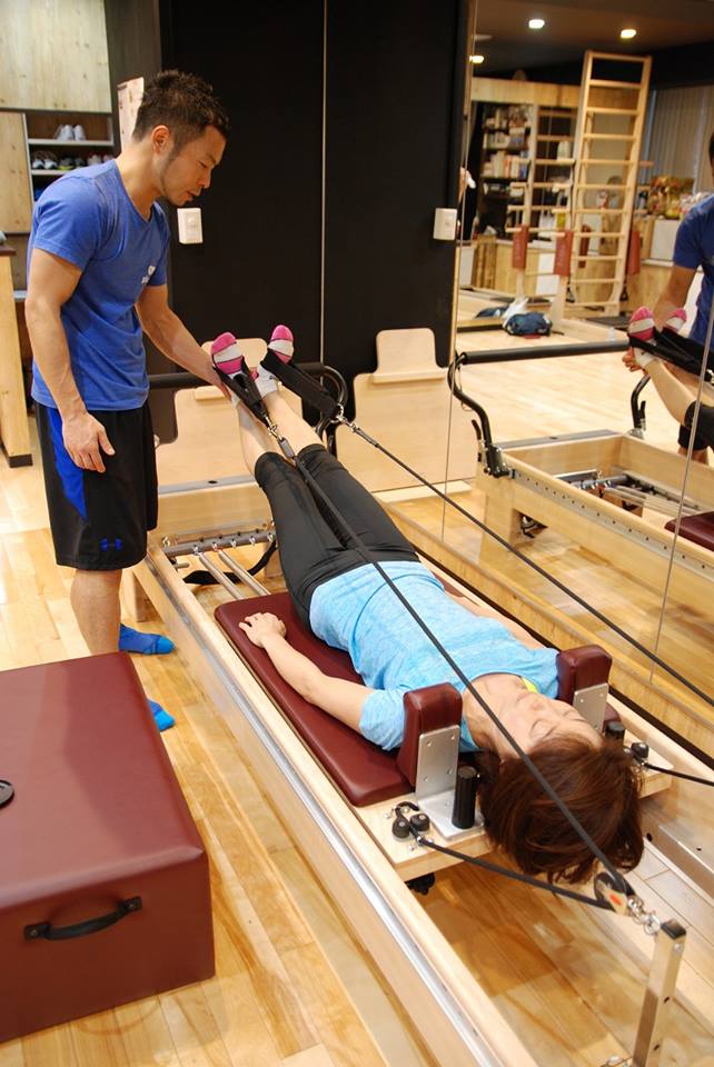 マラソンランナーの女性への股関節の動作学習の様子